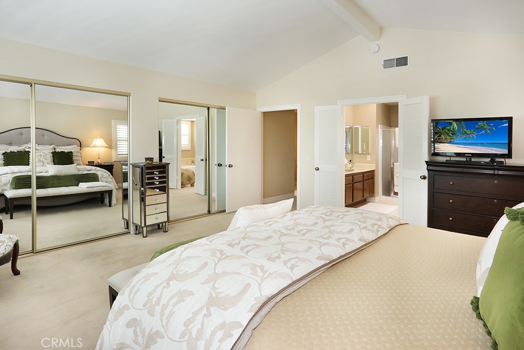 5685 Avenida Florencia