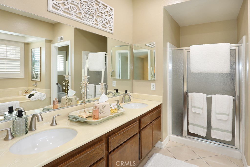 5685 Avenida Florencia