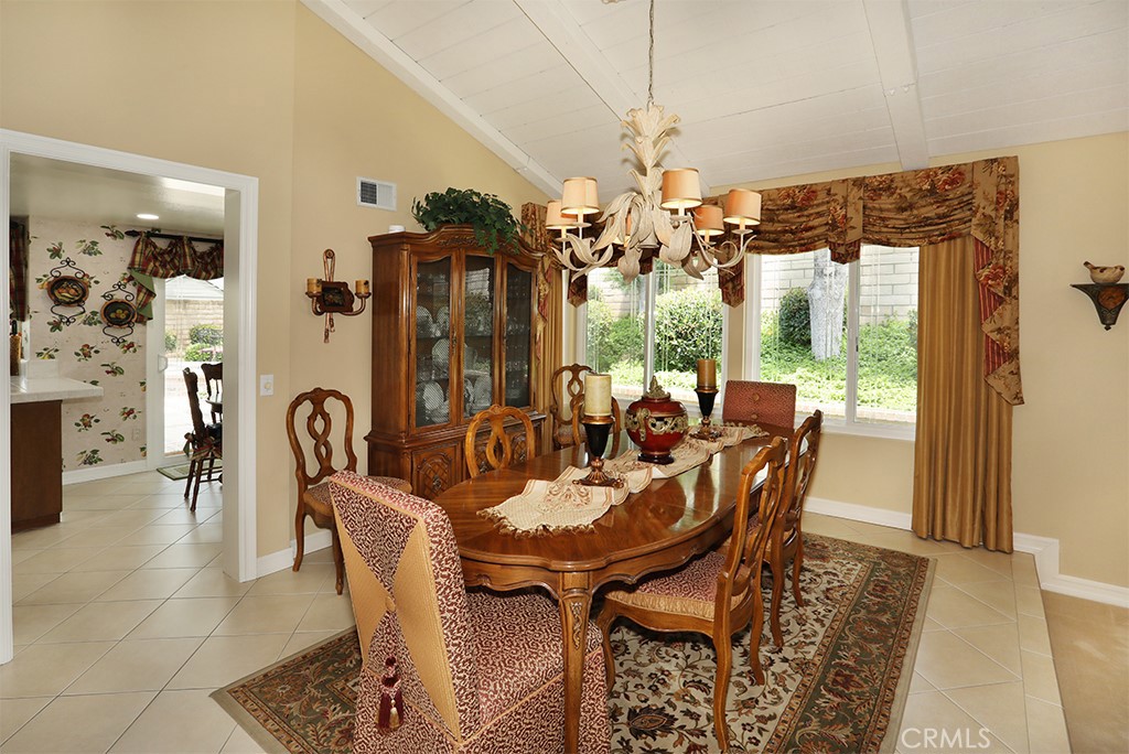 5685 Avenida Florencia