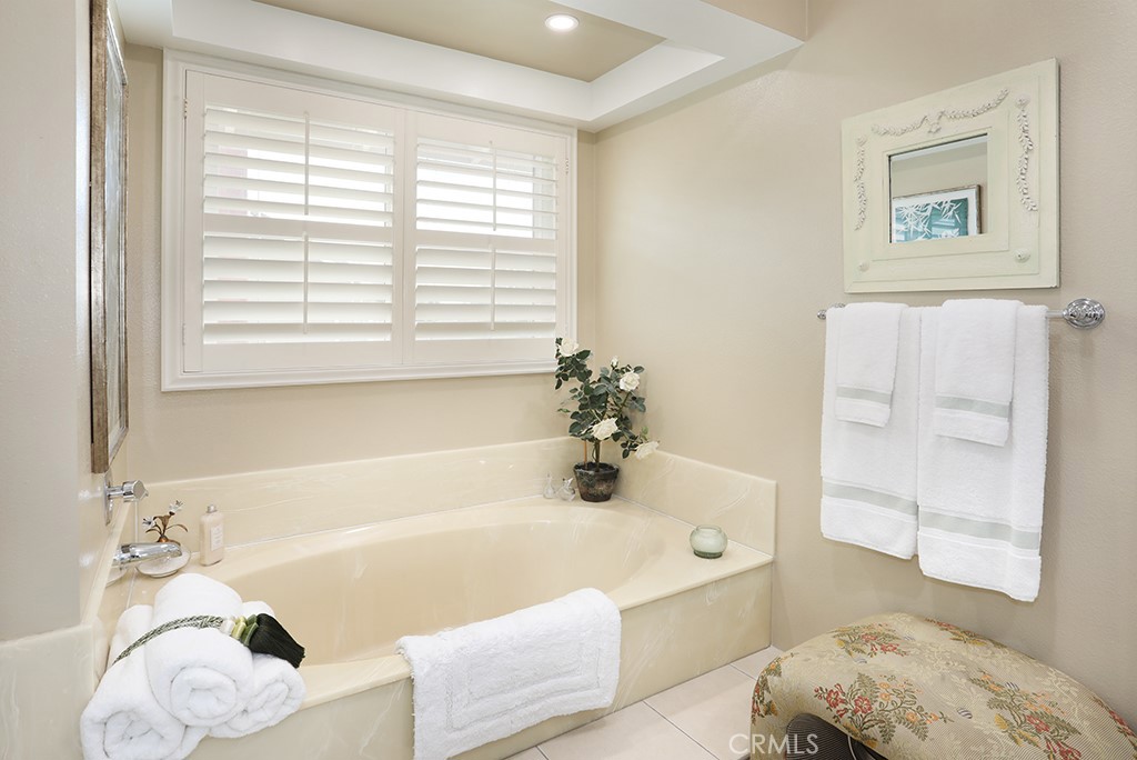 5685 Avenida Florencia
