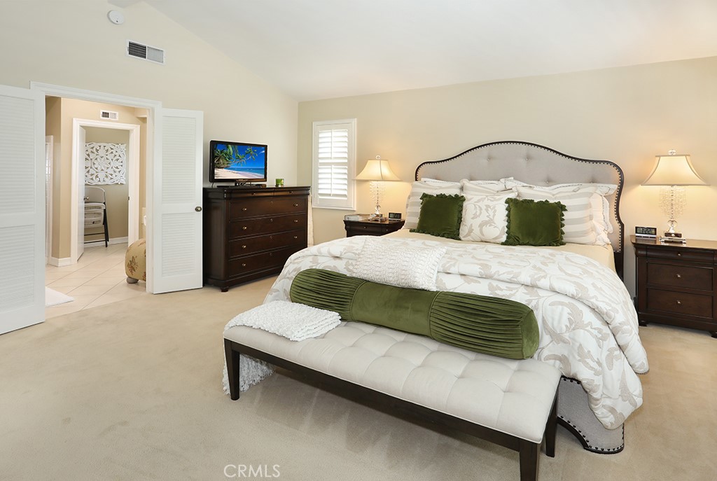 5685 Avenida Florencia