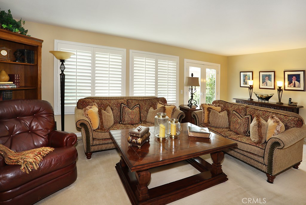 5685 Avenida Florencia