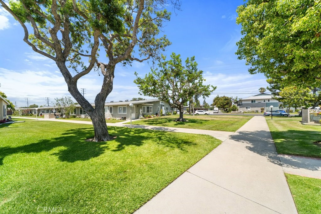 13271 Del Monte Dr M14-33J