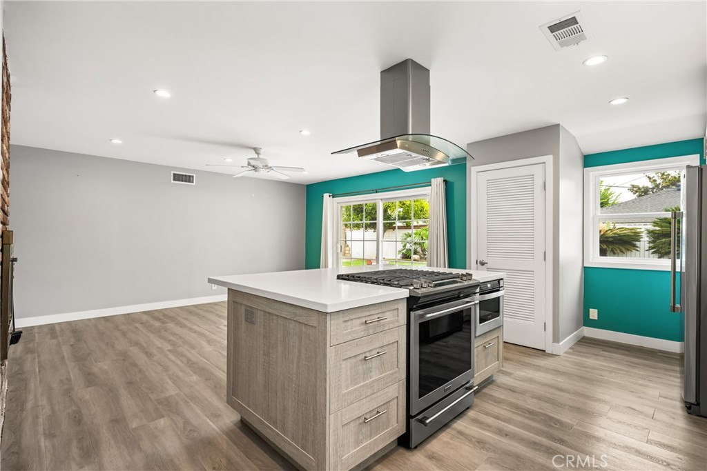 910 E Culver