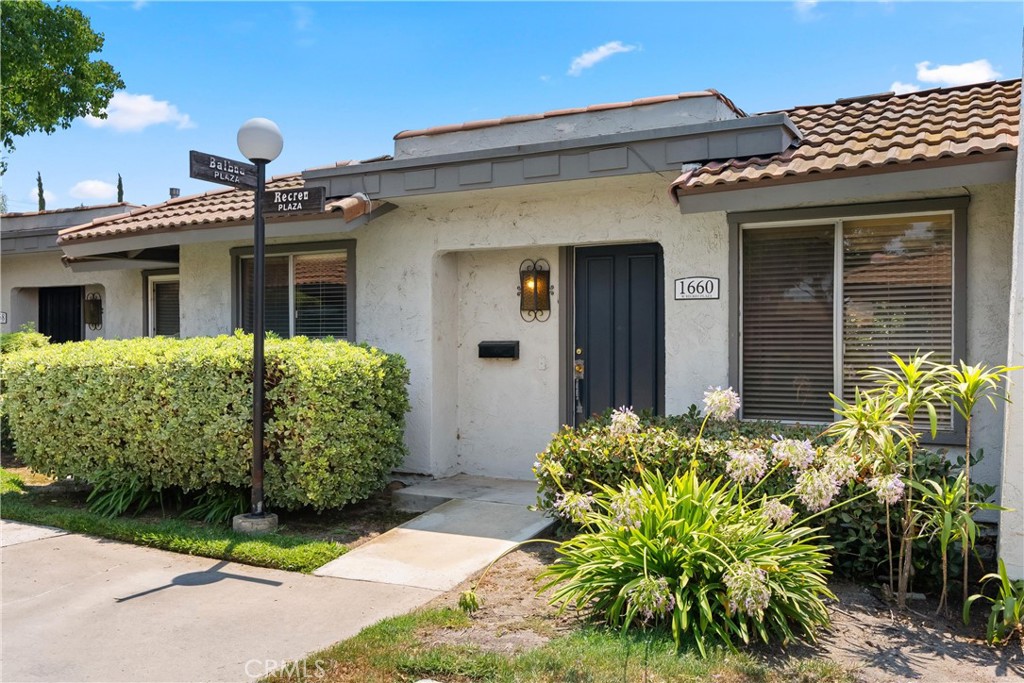 1660 W Recreo Plaza