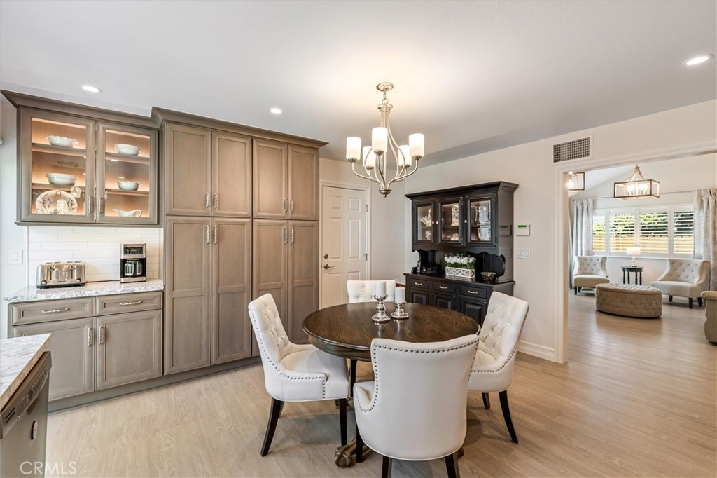 5651 LYNNBROOK Plaza