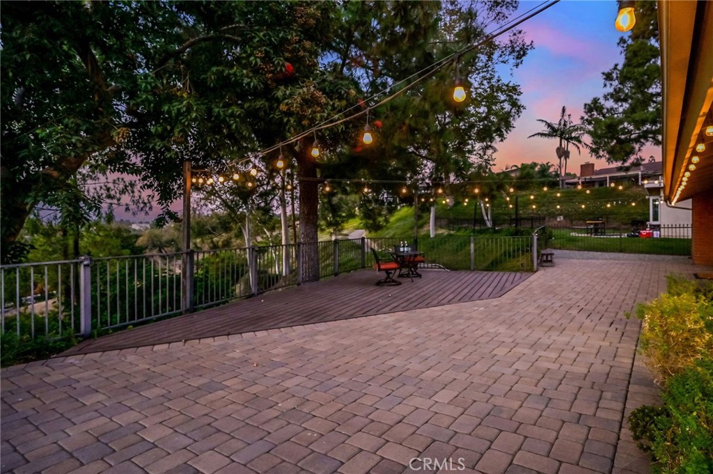 6587 E VIA ARBOLES