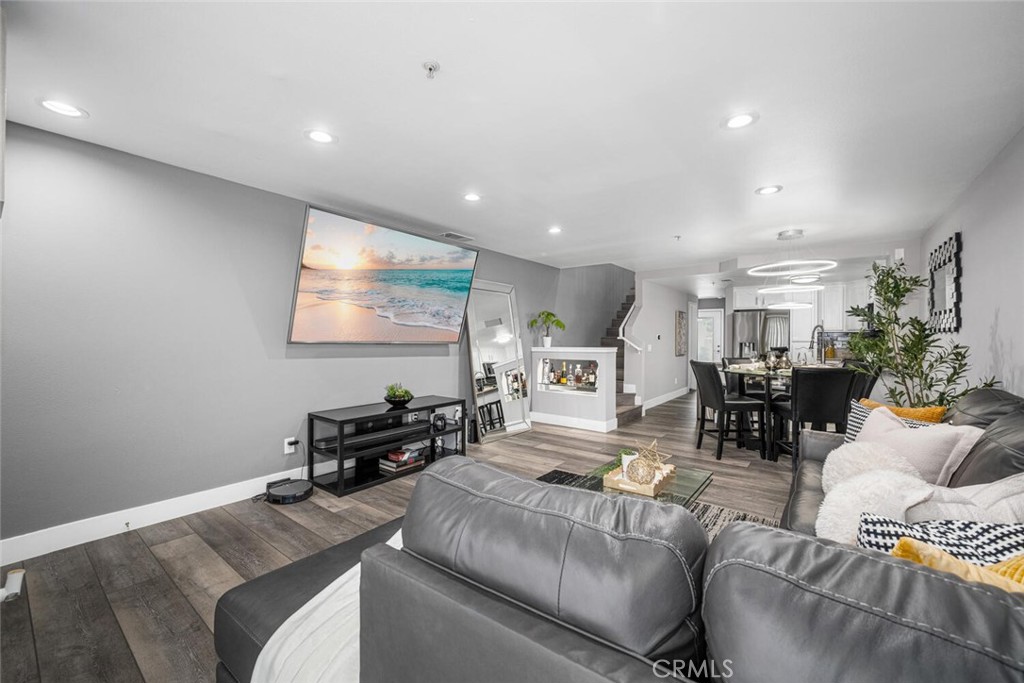 1211 E Carson Street 25