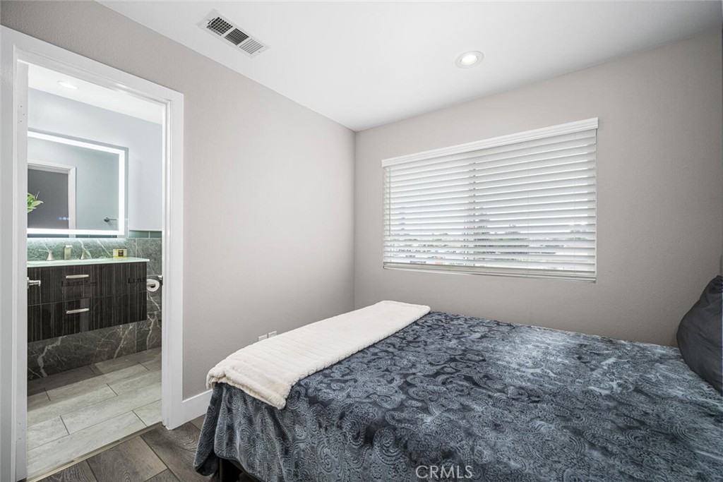 1211 E Carson Street 25