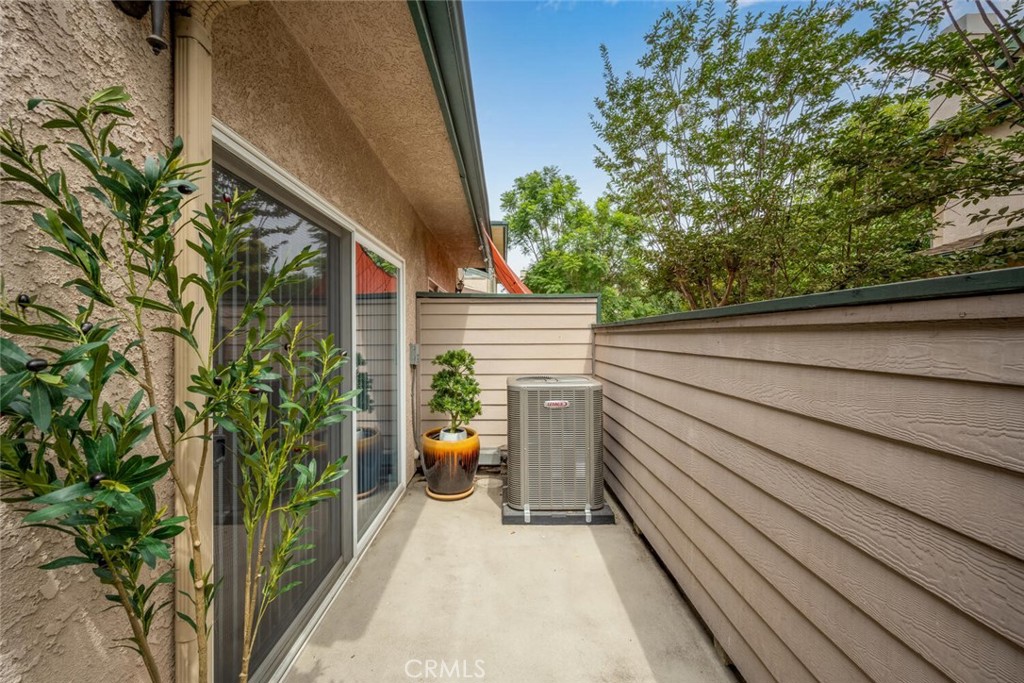 1211 E Carson Street 25