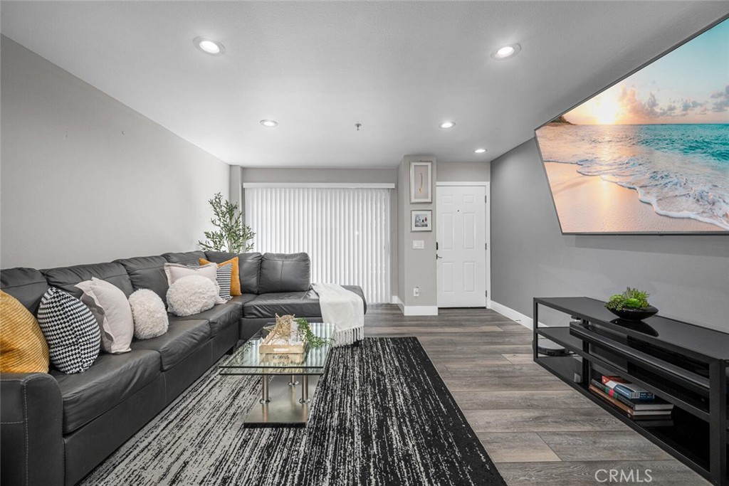 1211 E Carson Street 25