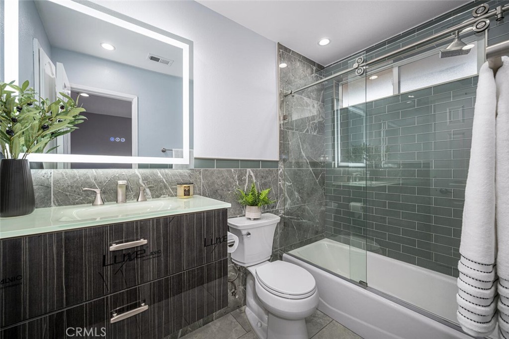 1211 E Carson Street 25