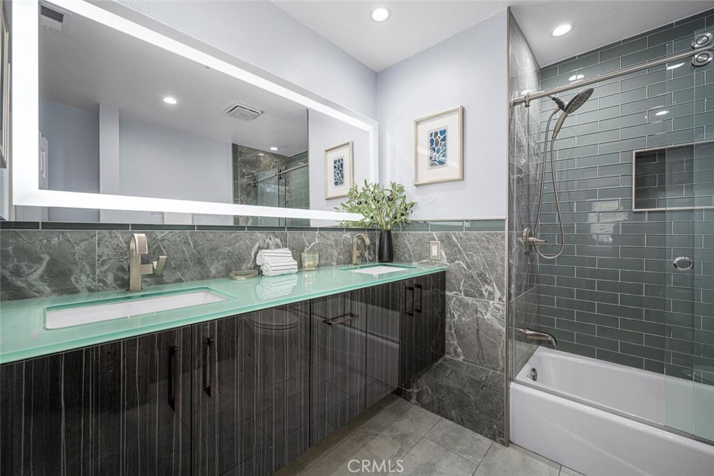 1211 E Carson Street 25