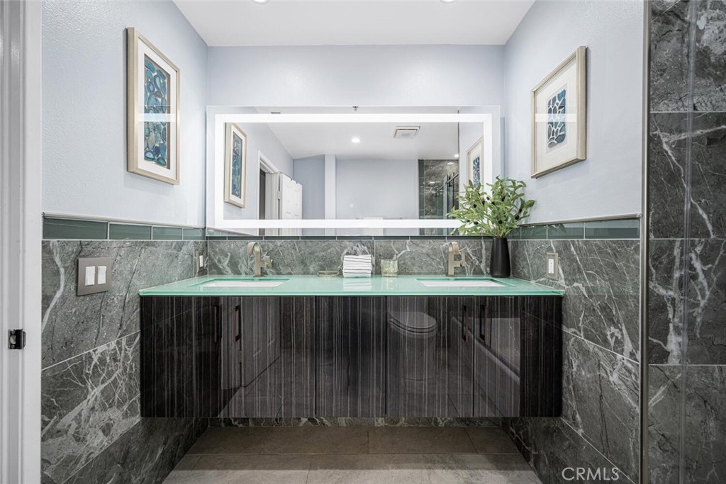 1211 E Carson Street 25