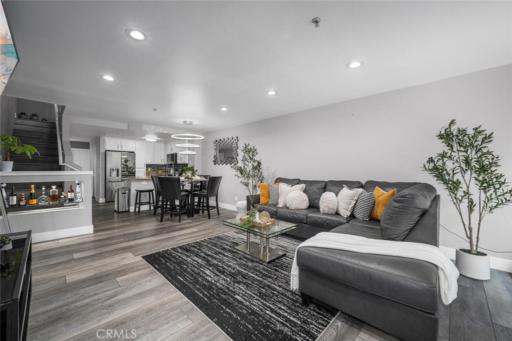 1211 E Carson Street 25