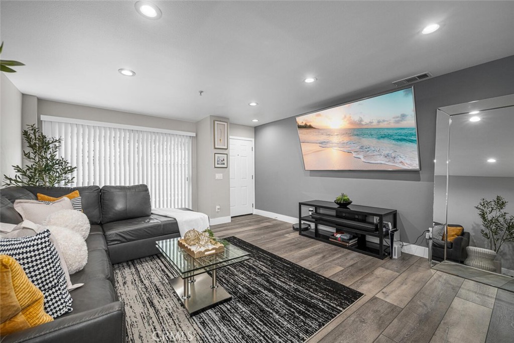 1211 E Carson Street 25