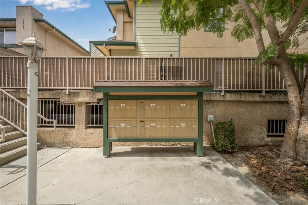 1211 E Carson Street 25