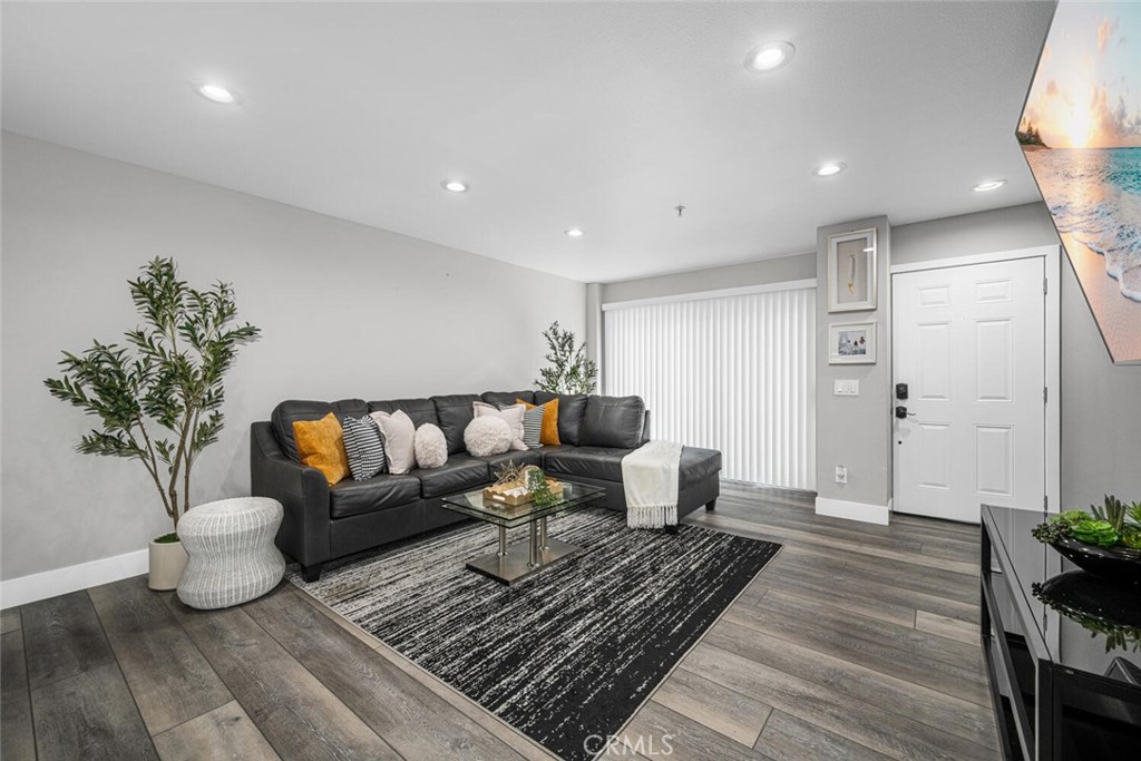 1211 E Carson Street 25
