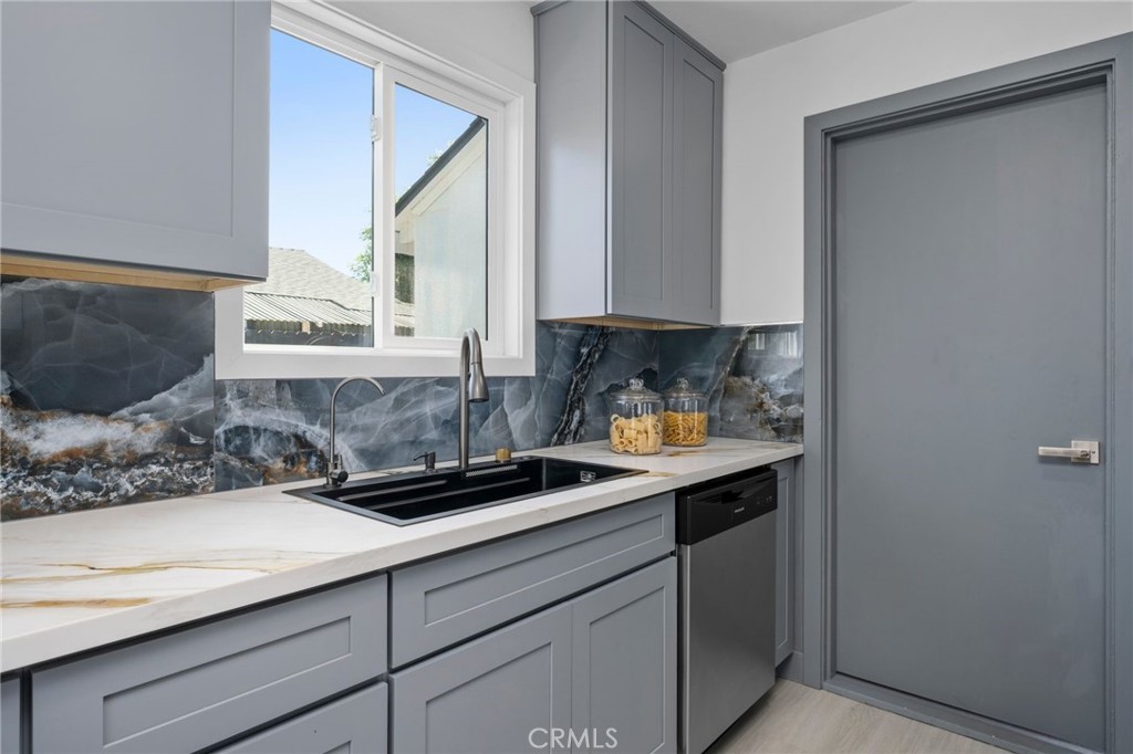 2945 W Bridgeport Avenue