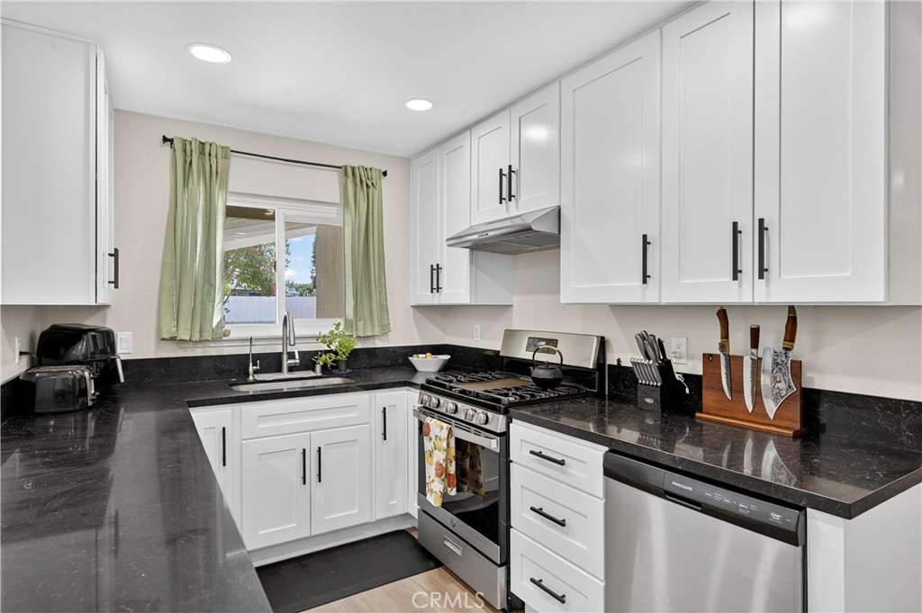 1427 Laramie