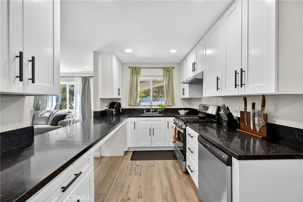 1427 Laramie