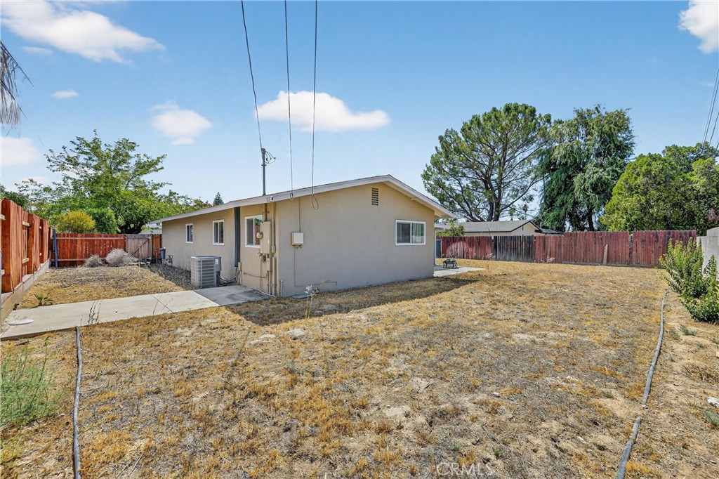 1427 Laramie