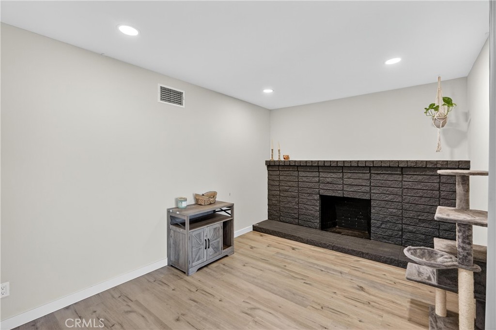 1427 Laramie