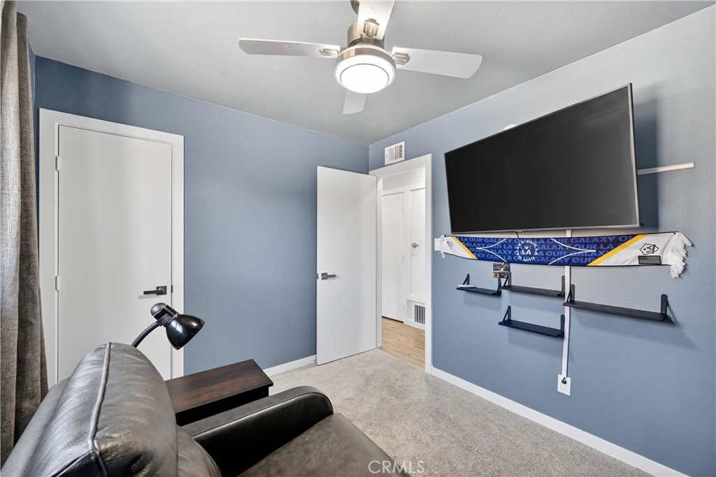 1427 Laramie
