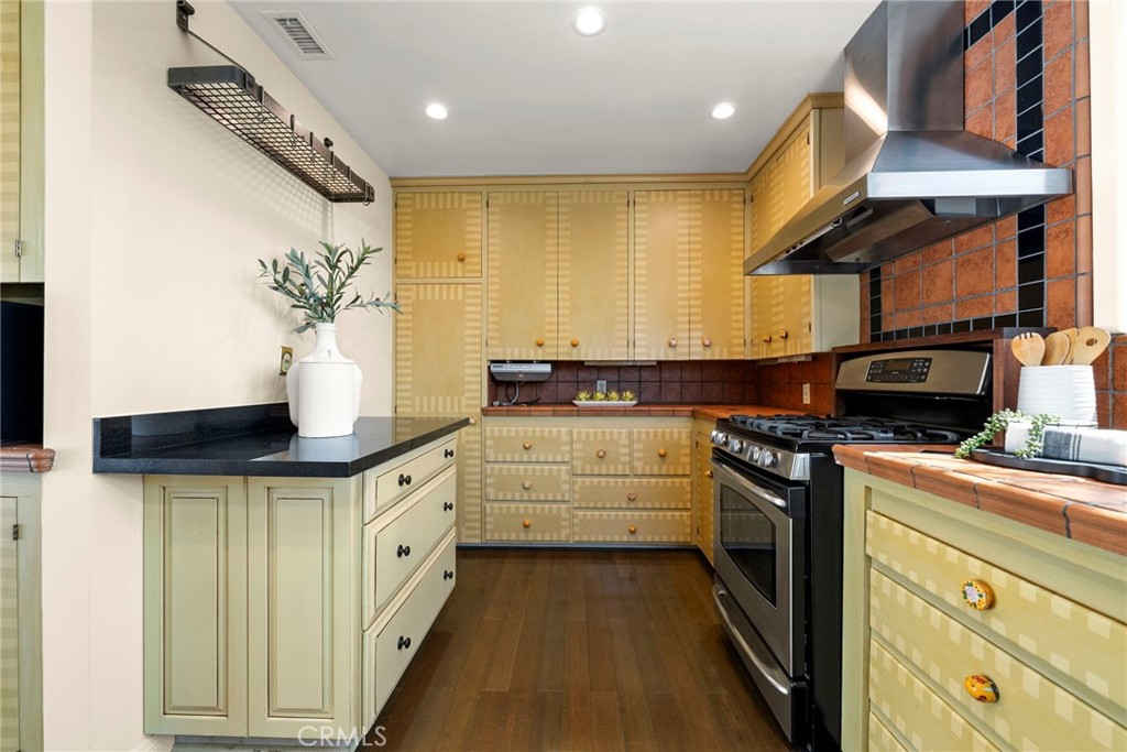 5827 Washington Ave.