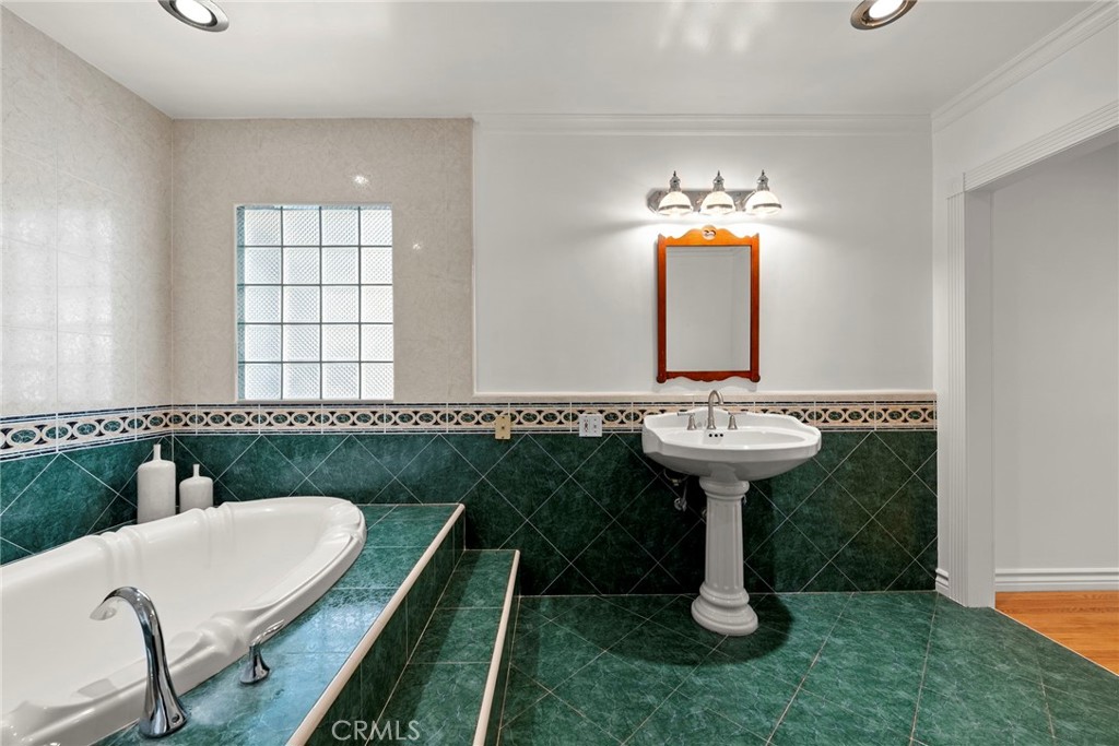 5827 Washington Ave.