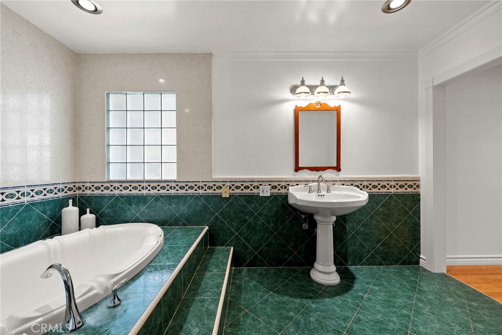 5827 Washington Ave.