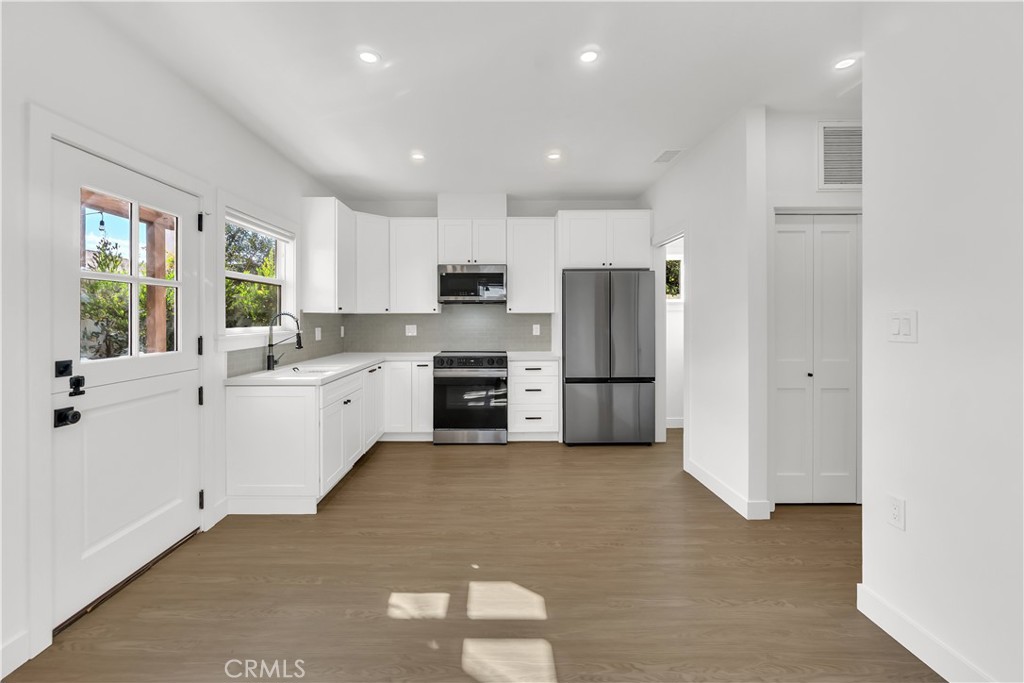 4568 -1 Obispo Avenue