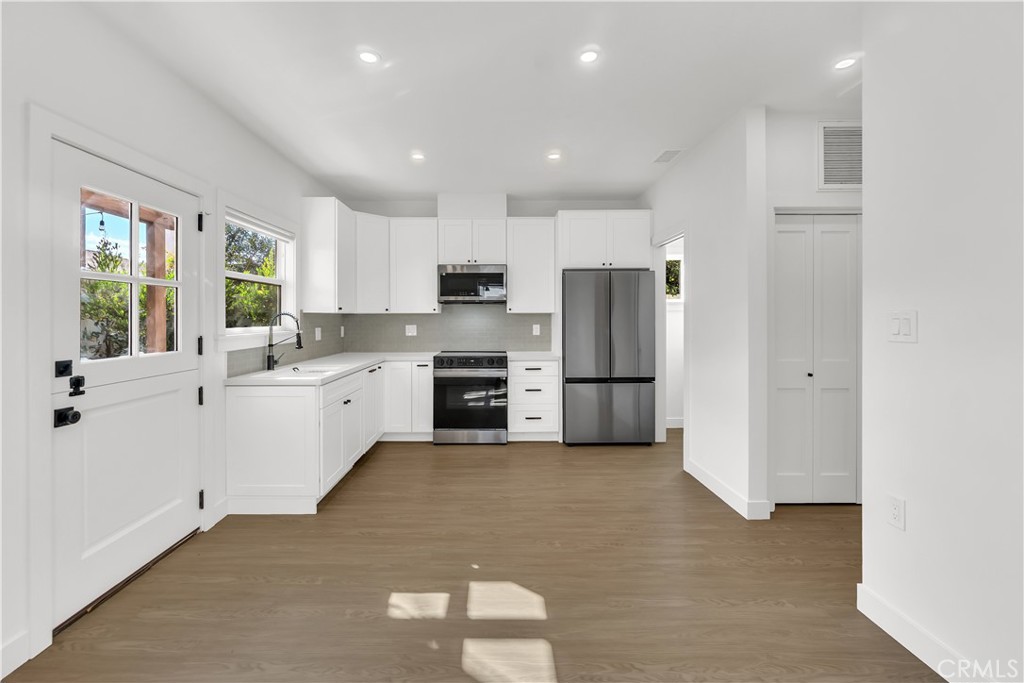 4568 -1 Obispo Avenue