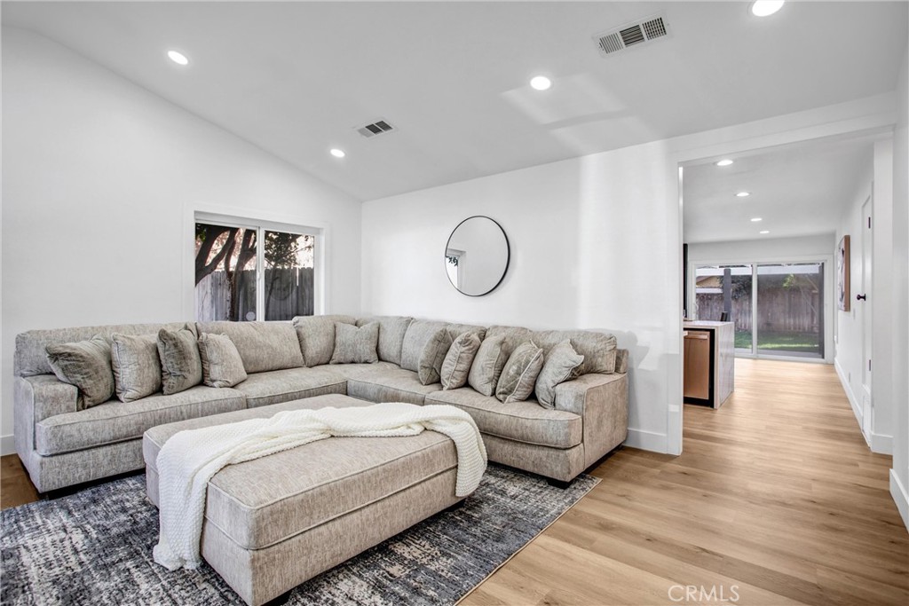 4568 E Meadowhill Avenue