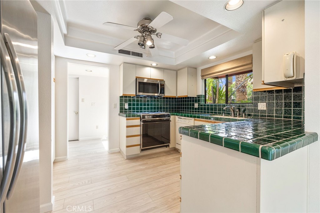 255 E Avenida Granada 211