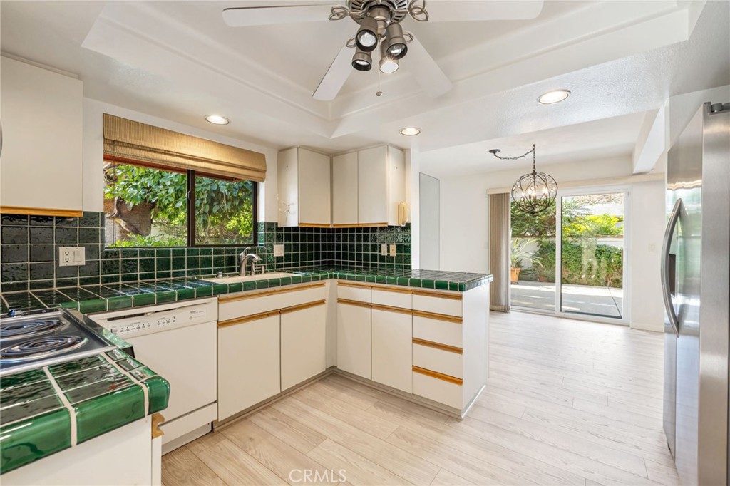 255 E Avenida Granada 211