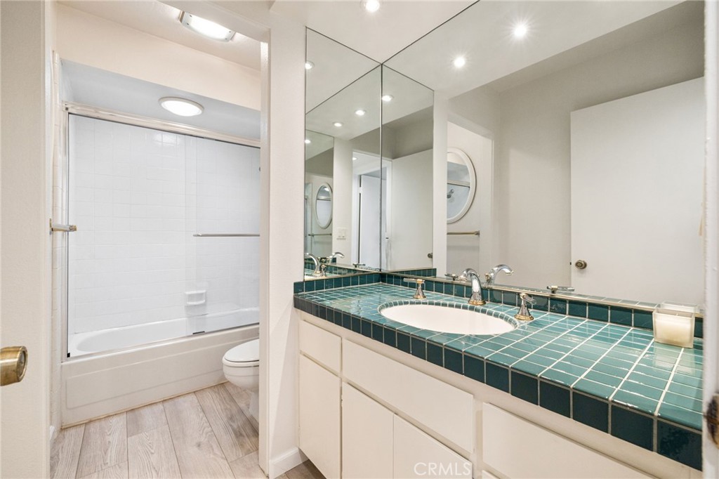 255 E Avenida Granada 211