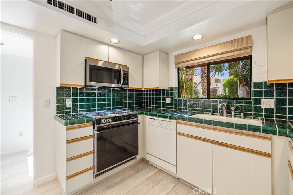 255 E Avenida Granada 211