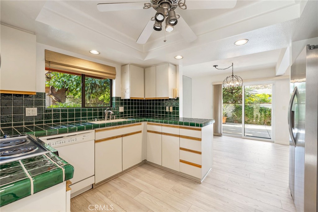 255 E Avenida Granada 211