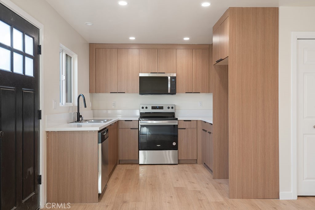 5166 S Manhattan