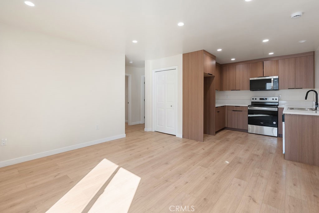 5166 S Manhattan