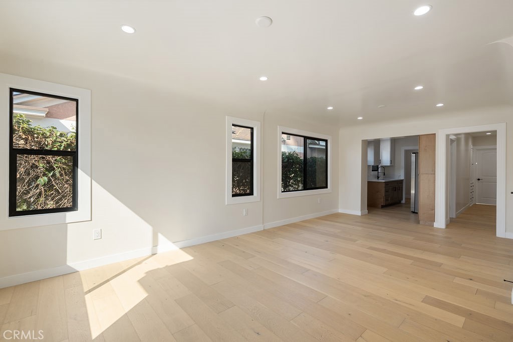 5166 S Manhattan