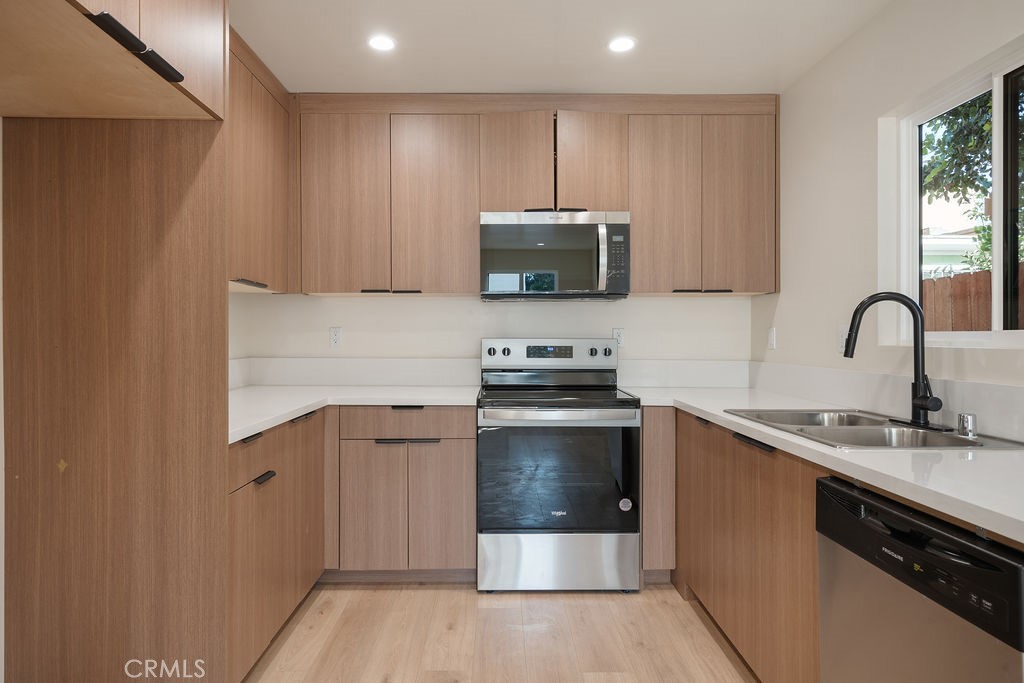 5166 S Manhattan