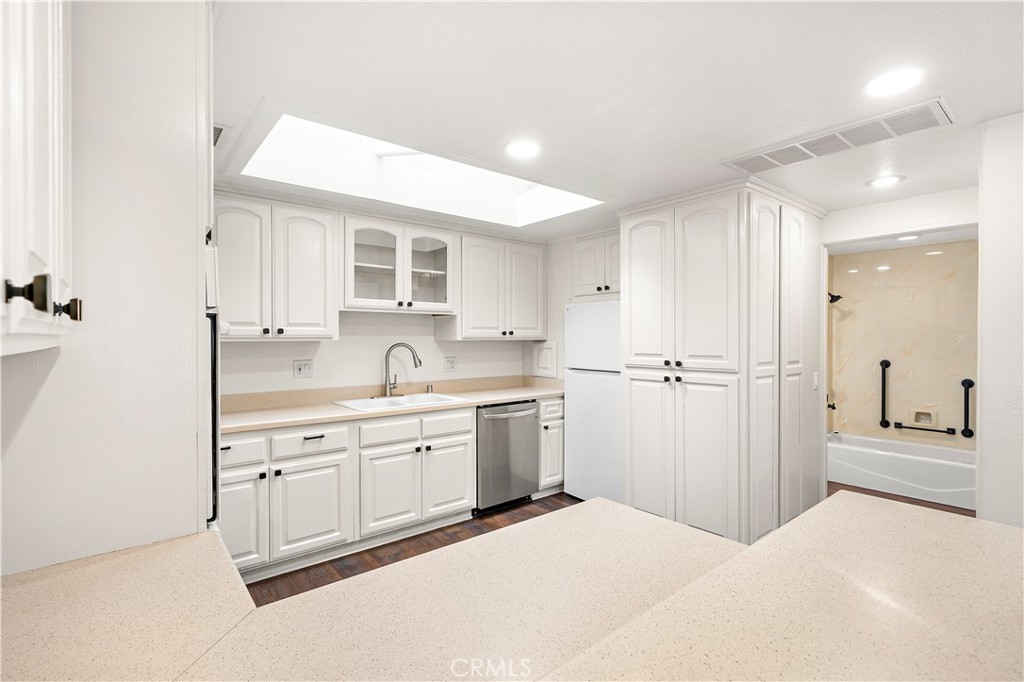 1560 1560 Interlachen Road M12-66L