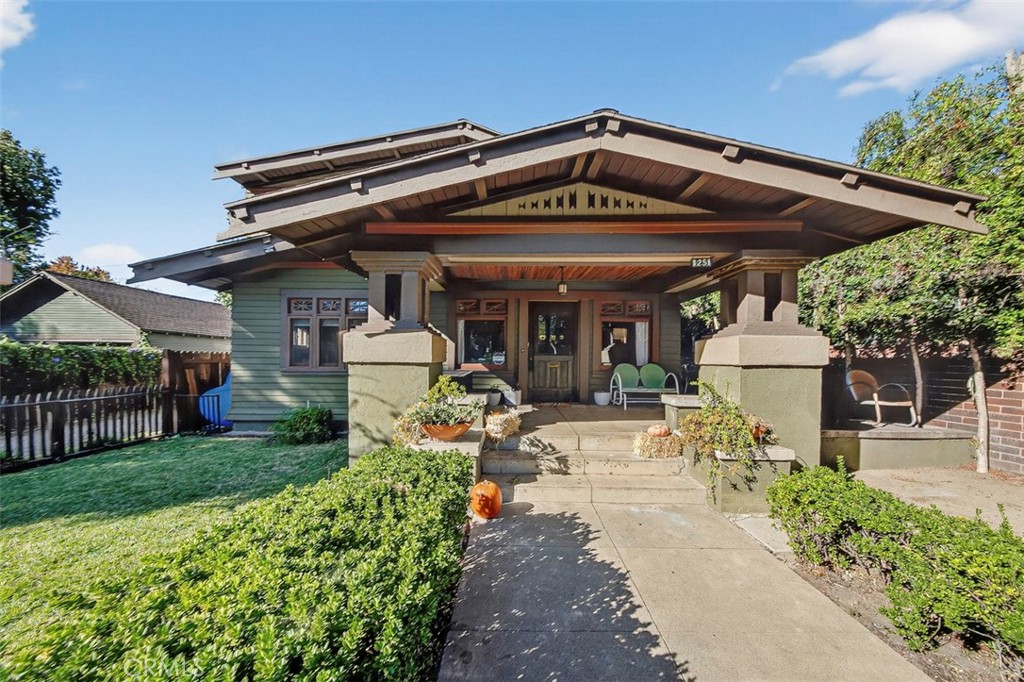 1251 N Palomares