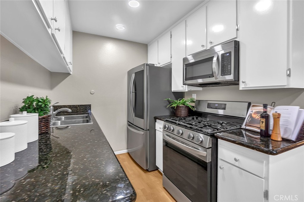 3907 La Crescenta Avenue 208