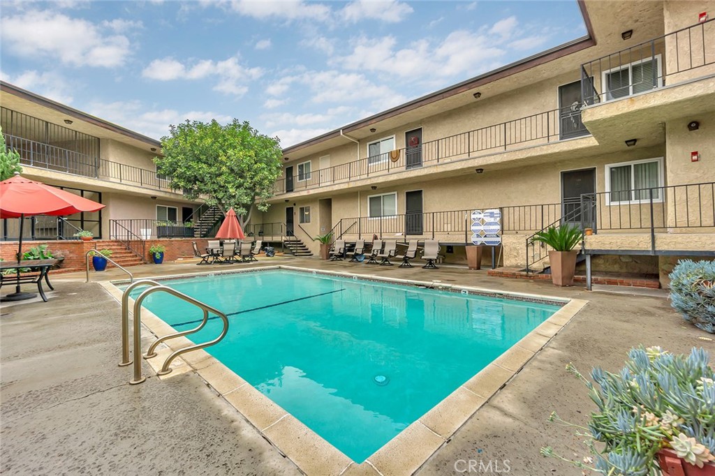 3907 La Crescenta Avenue 208