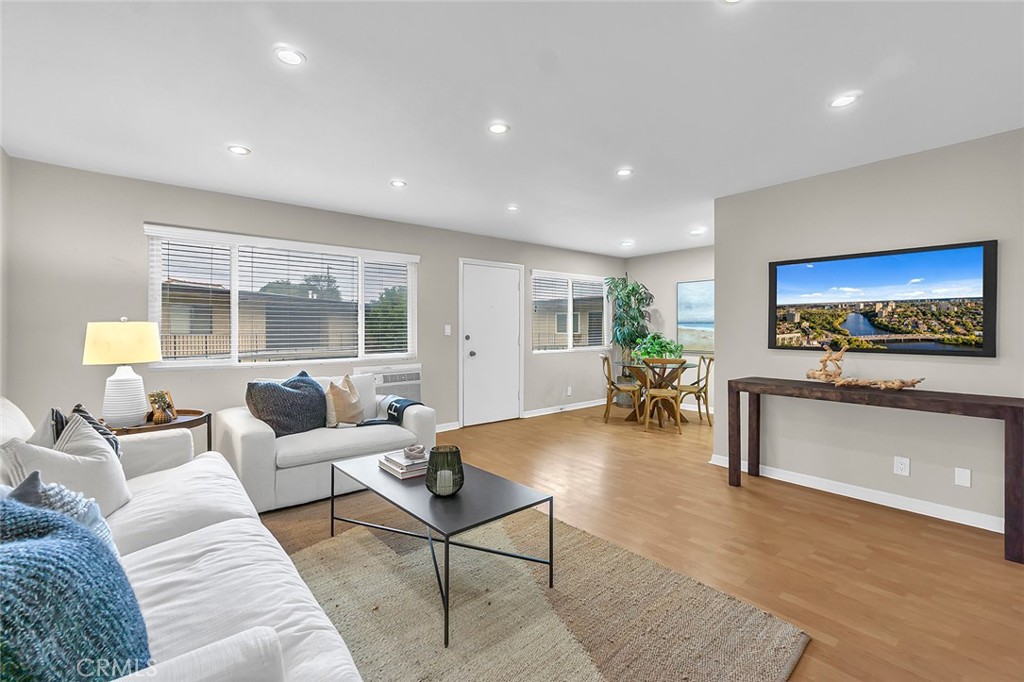 3907 La Crescenta Avenue 208