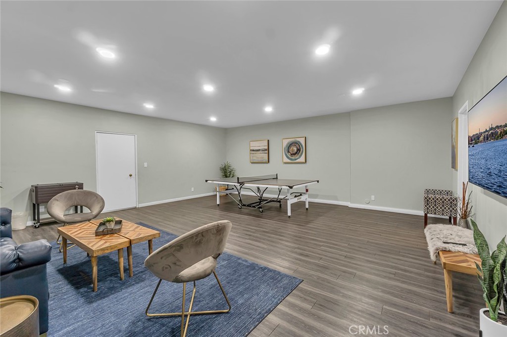 3907 La Crescenta Avenue 208