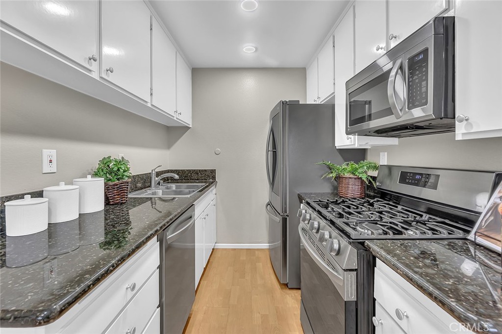 3907 La Crescenta Avenue 208